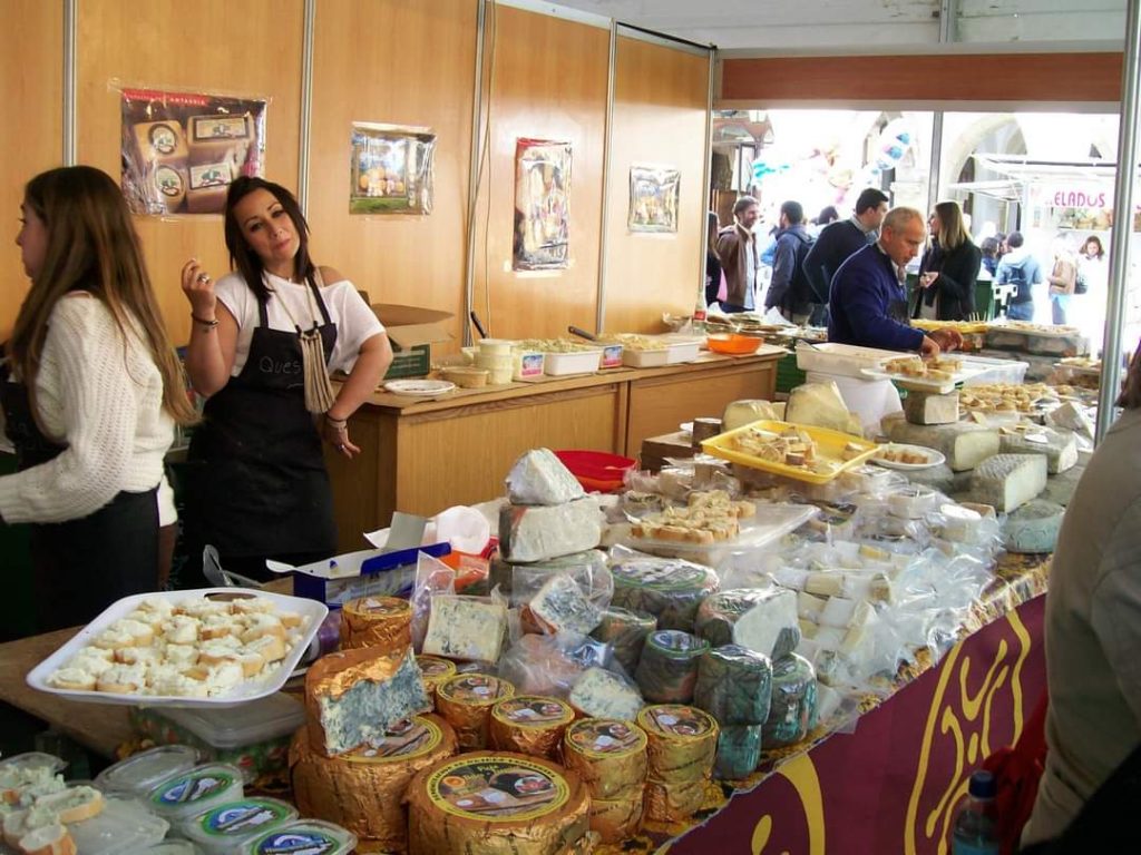 Stand con cientos de variedades de queso en la feria nacional del queso en Trujillo.