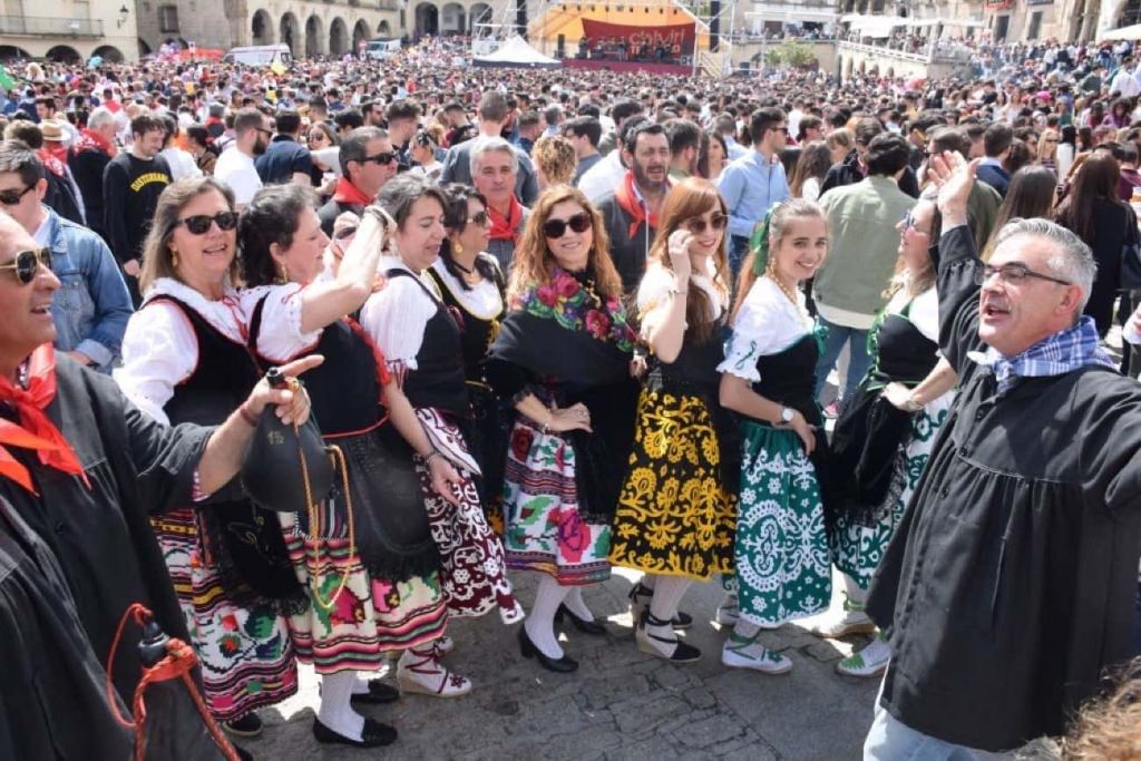 Personas vestidas de traje típico en la plaza mayor de Trujillo en la fiesta del Chiviri.